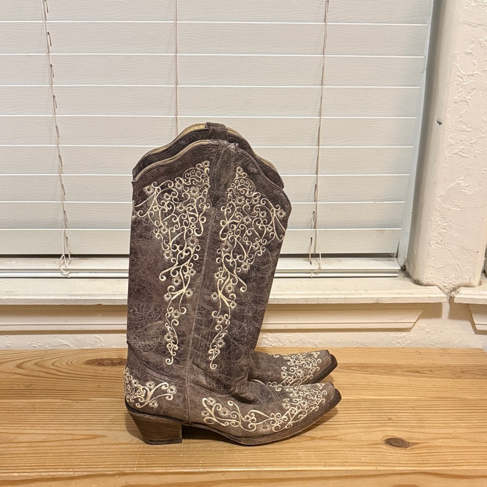 Elegant Embroidered Heeled Boots